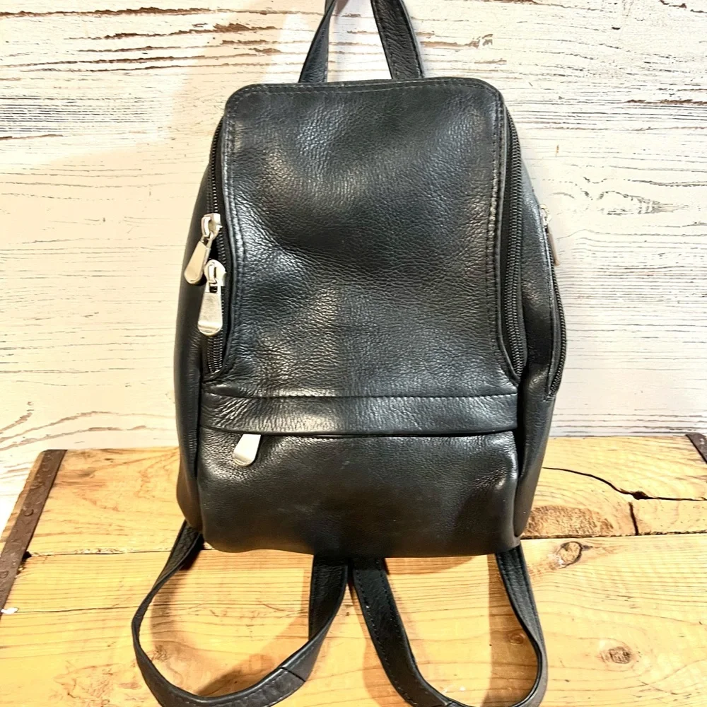 Black leather back pack purse Le Donne leather collection